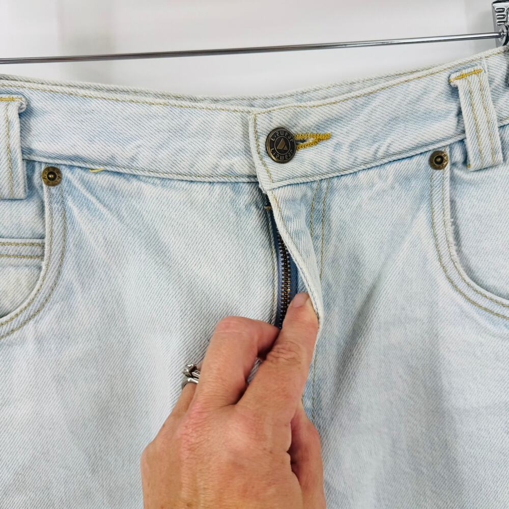 Vintage LizWear Denim Jean Cut Off Shorts Light Wash Grunge Distressed Size 12 - Picture 8 of 9